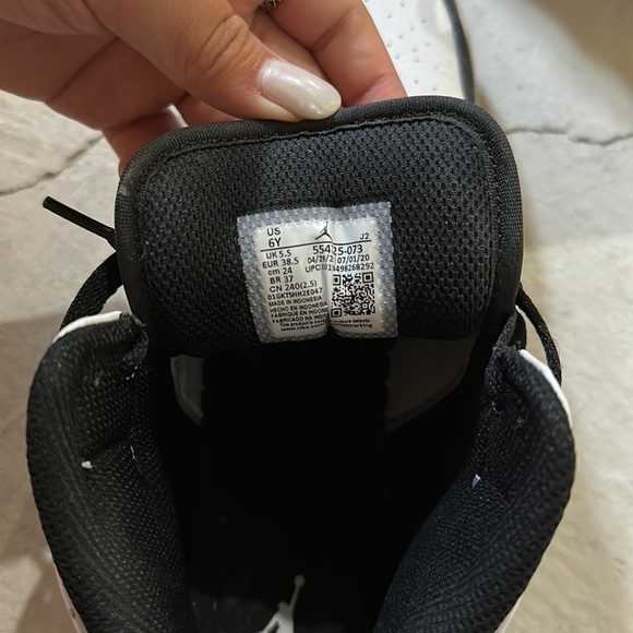 Jordan Air 1 Mid Black/White-Lt Smoke Grey Youth 554725 073 - Size 6Y - Picture 6 of 6